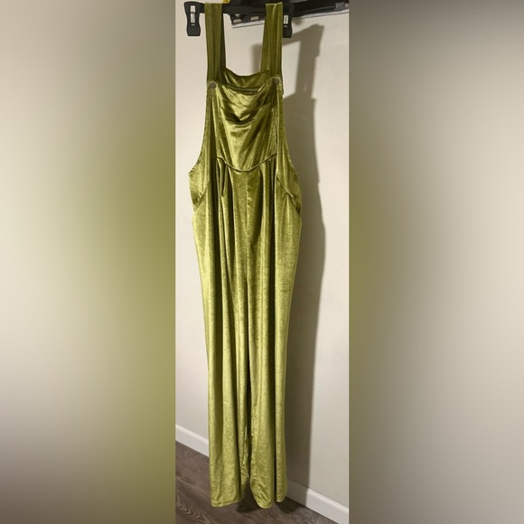 🌞 Olive Green Velvet overalls - Picture 5 of 5